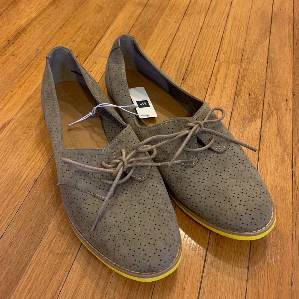 GAP taupe and yellow women’s lace up loafers